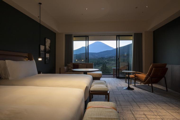 部屋からの夕焼けの富士山