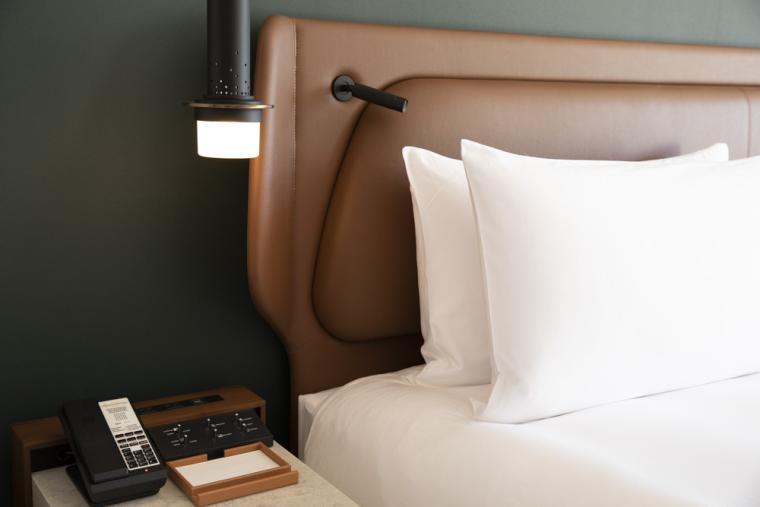 レザーのシートカバーを模したベッドヘッド