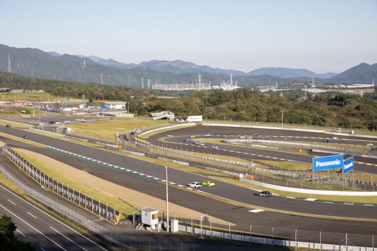 部屋のテラスからは富士スピードウェイを一望