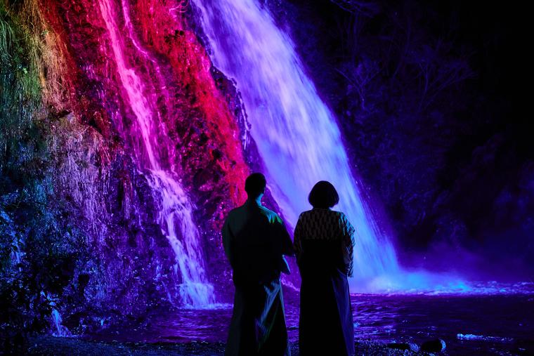 白銀の滝を光で演出した「白銀の七彩変化」