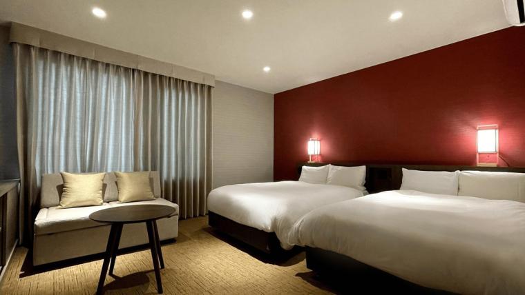 定員3名のツインルーム。120cm幅のベッド2台とソファーベッドを備えています