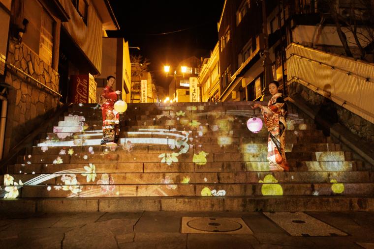 夜の温泉街をナイトウォーク「NAKED夜さんぽ™」