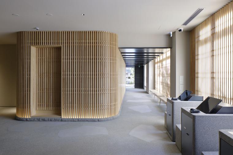 金沢のまちなかで多くみられる「洗い出し仕上げ」の床を使用