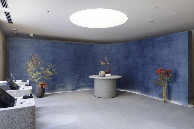 レセプションには円形のコミュニケーションテーブルが設置されています