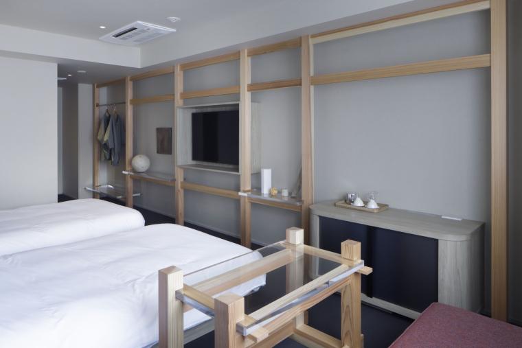 藁すさを織り込んだ和紙の壁や古材でしつらえた飾り棚が特徴のスタイリングツイン