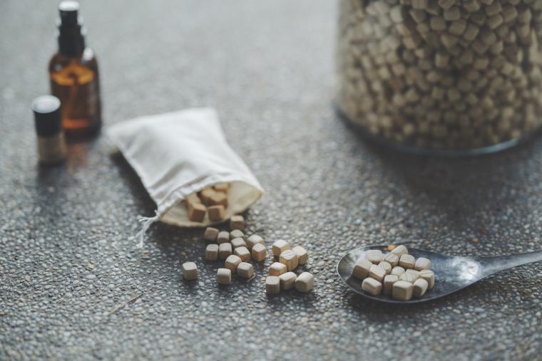 アロマオイルを、石川県産のヒバチップに振りかけるサシェづくり