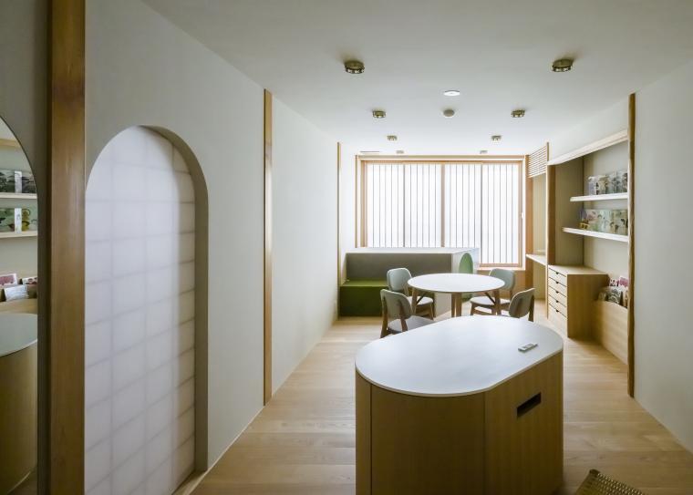 絵本を読みながら家族団らんできるリビングルーム