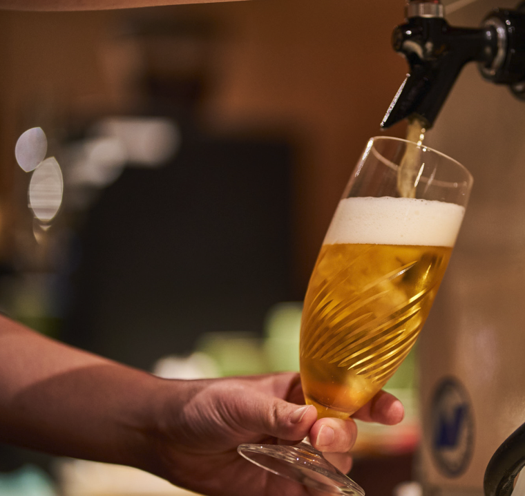 18:00からはアルコール類も提供。食前・食後の一杯として利用できます