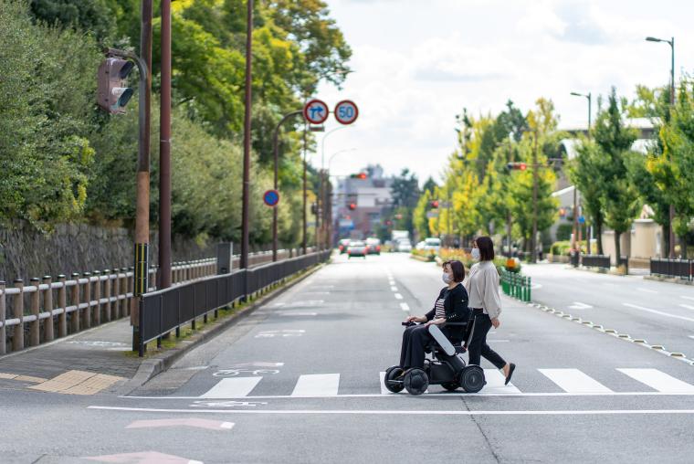自身で操作が可能なWHILL。小回り能力と滑らかな乗り心地が特長です