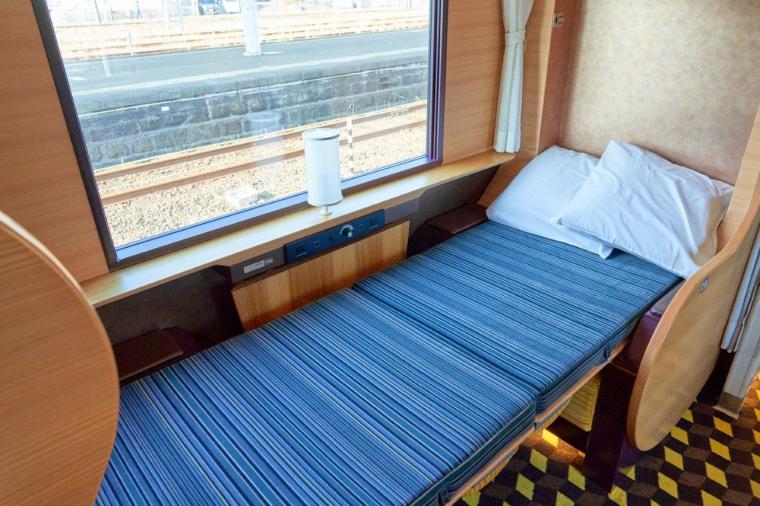 可動式の背もたれを倒すとフルフラットのベッドに変身