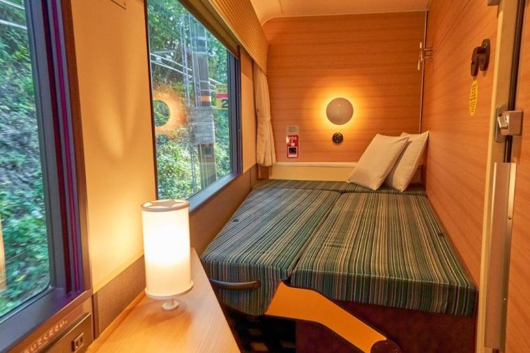 ベンチ型の座席は背もたれを倒すことでベッドへ転換