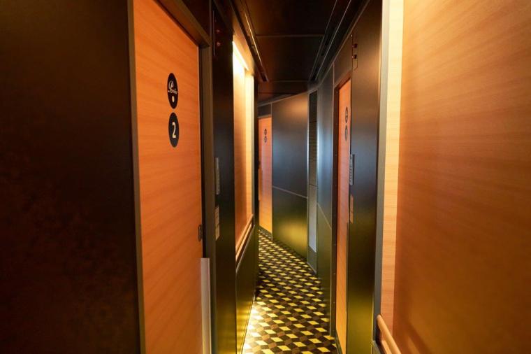 個室はナンバー式ルームキーで施錠できる