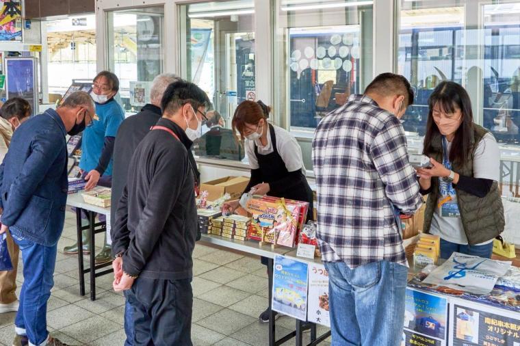 お土産屋さんが駅構内に出店