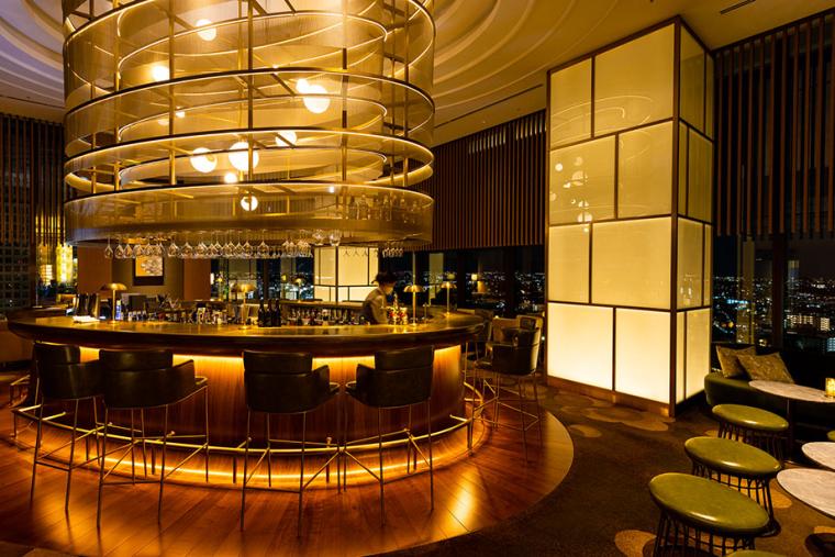 一日の締めくくりは、落ち着いた雰囲気の「コード・バー」にて