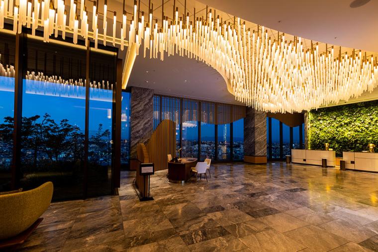 夜の面影が残る早朝に最上階「ロビーラウンジ」へ