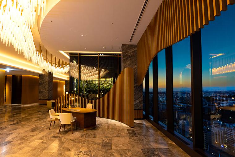 夜の面影が残る早朝に最上階「ロビーラウンジ」へ