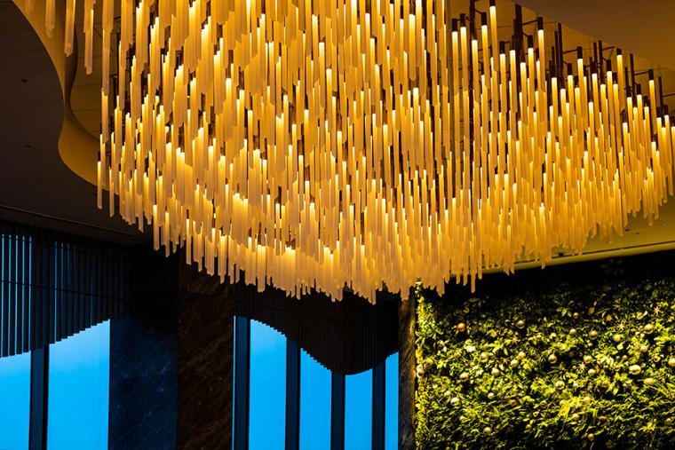 夜の面影が残る早朝に最上階「ロビーラウンジ」へ