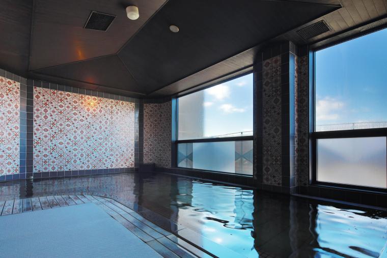 特殊素材を敷き詰めた大浴場。足もとが温かく、すべりにくいので、安心して入浴できます