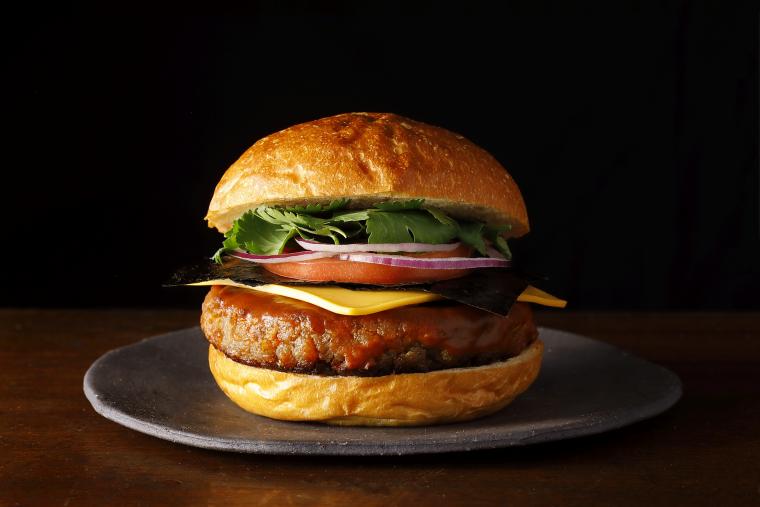 パティに大豆ミートを使用した「SATSUKI新東京バーガー」