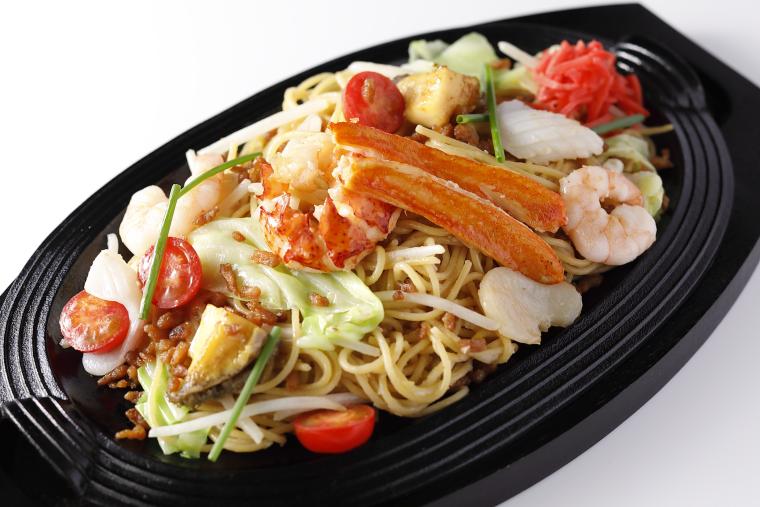 カニ、オマール海老、アワビなどの魚介類が入った「ゼンブ海鮮焼きそば旨塩」