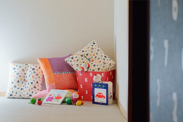カーテンで仕切り、秘密基地のような子ども用スペースには、絵本なども用意