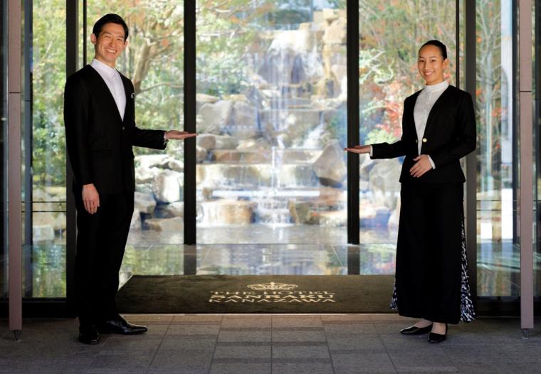 エントランス正面に6段の滝をもつ中庭