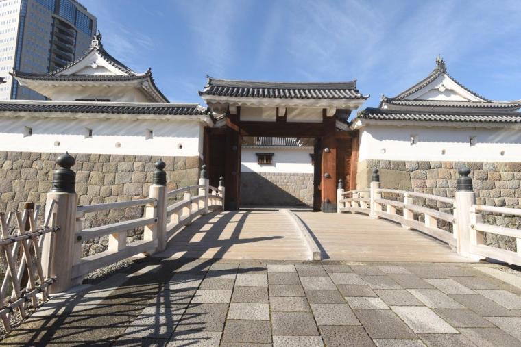 東御門（ひがしごもん）