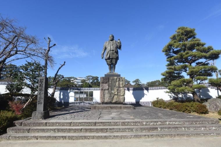 本丸跡のお手植えミカンと家康公像