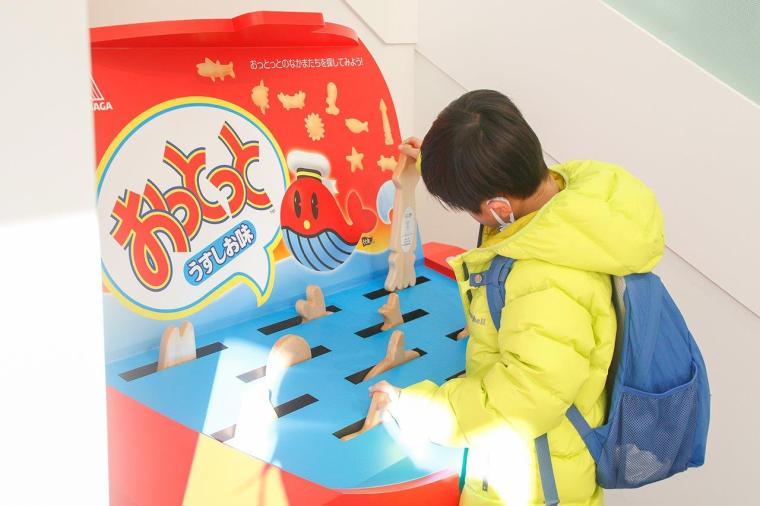 トリビアが書かれた「おっとっと」の展示