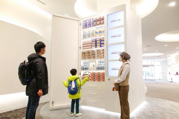 アイスの展示は大きな冷蔵庫の形