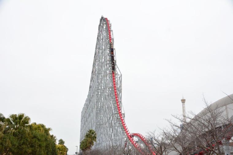 ギネス認定！世界最長のコースを誇る「スチールドラゴン2000」