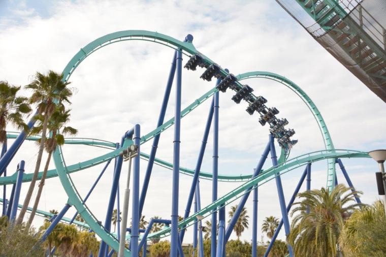 翼を広げて飛び回るようなスリル感！「フライングコースター　アクロバット」