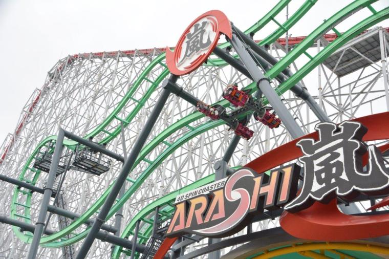 高速スピンで無重力状態に！「4Dスピンコースター　嵐」