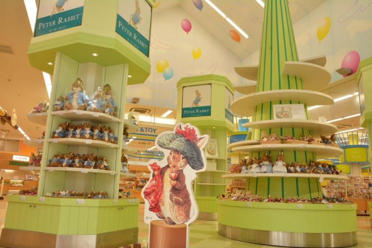 最新グッズからスイーツまで揃う「メインゲートショップ」でお土産探し