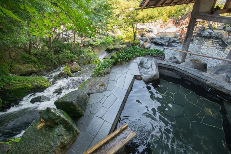 最新グッズからスイーツまで揃う「メインゲートショップ」でお土産探し