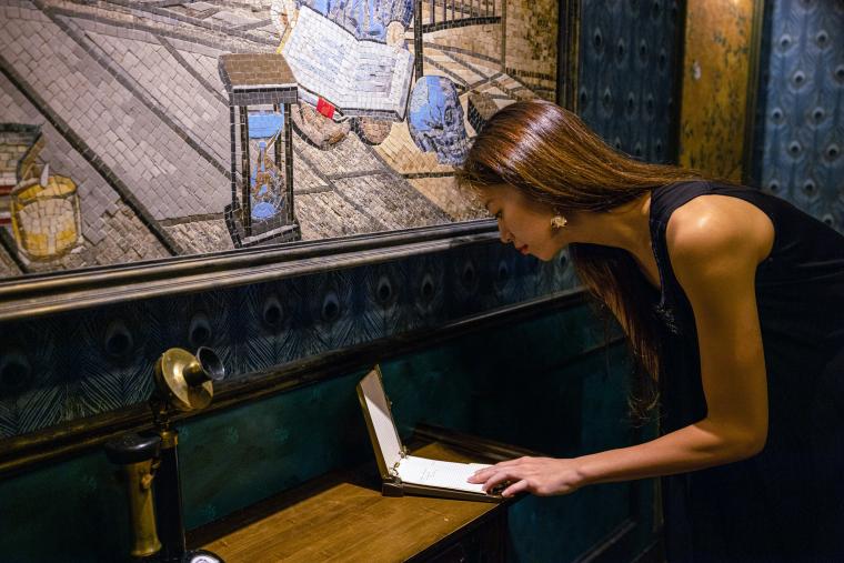 「見る」「聞く」「触れる」など、五感をフルに使ってミステリアスな事件を解決に導きます