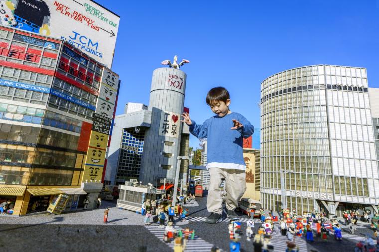 巨人になった気分の「ビッグマンおもしろフォトスポット」