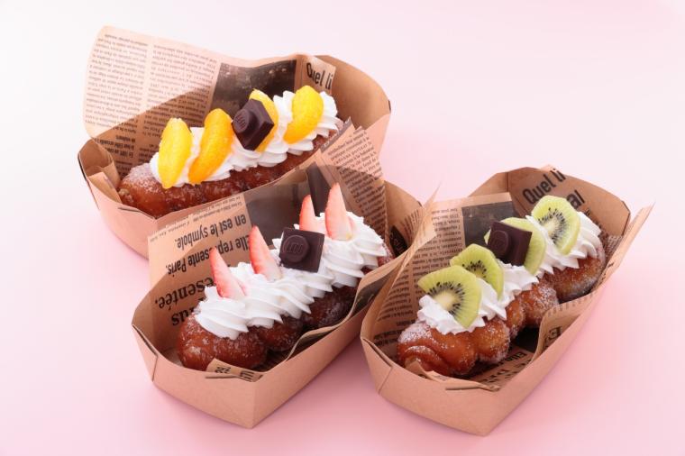 季節のフルーツをあしらったシュガードーナツ