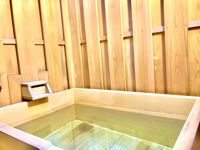 最上階は「和風プレミアムフロア」。客室に檜風呂やルーフテラスを備えています