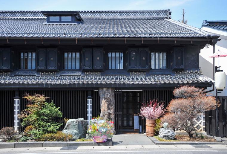 市内に数多く残る土蔵造りの建物（旧光屋）