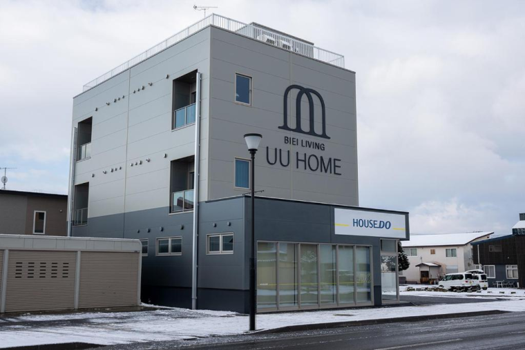 JR線美瑛駅から徒歩約10分の市街地に立地