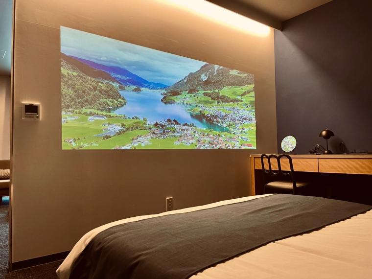 客室内には大型プロジェクターを設置。ゆったりと映画や動画を見て過ごすこともできます