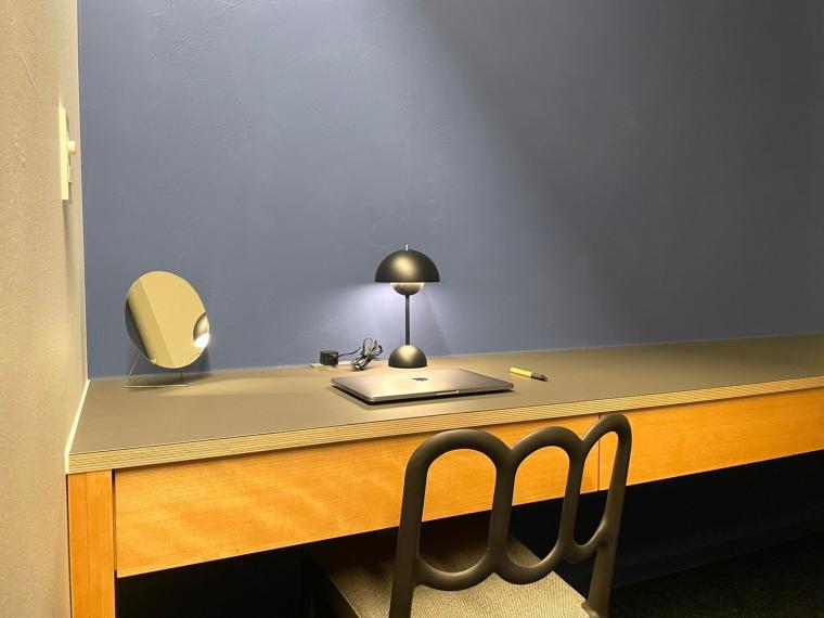 ワーケーションやリモートワークでのニーズに応え、広々としたデスクを設置しています