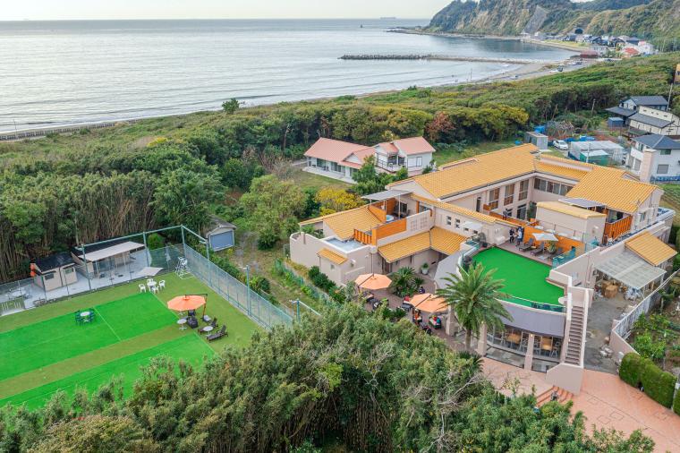 南欧風の外観の建物。岩井海岸の海岸線まで歩いて2分の立地にあります