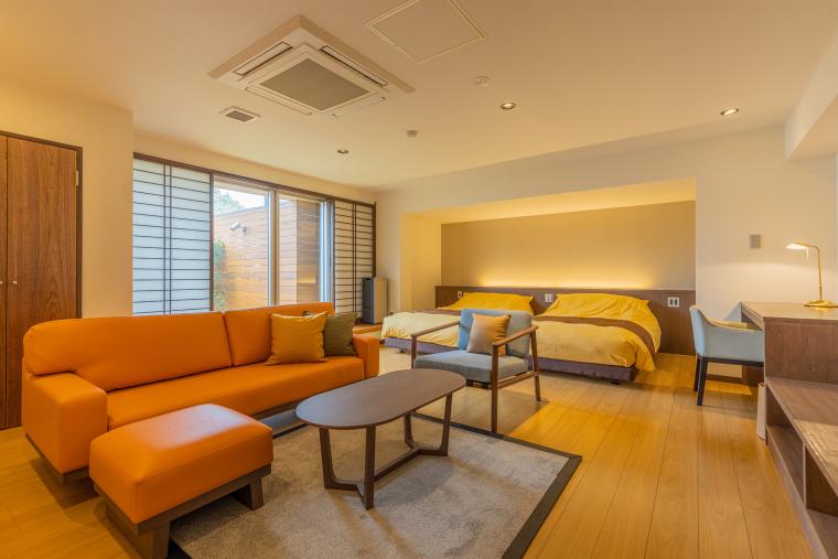 スタンダードな客室やリビング付きの客室などを用意。愛犬が遊べる庭付きの部屋もあります