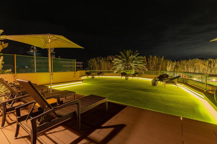 建物屋上のドッグラン。星空やライトアップされた原生林などを眺め、愛犬と非日常の時間を過ごせます