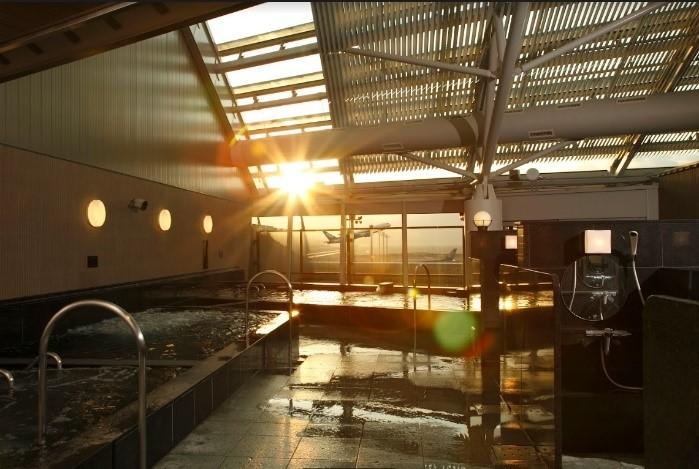 夕日と飛行機を眺めながらのお風呂が楽しめる大浴場