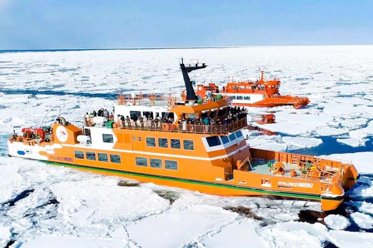 ガリンコ号とオホーツクタワー