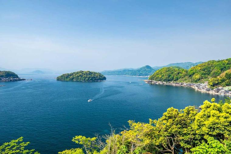 のどかな伊根湾、真ん中に見えるのが青島