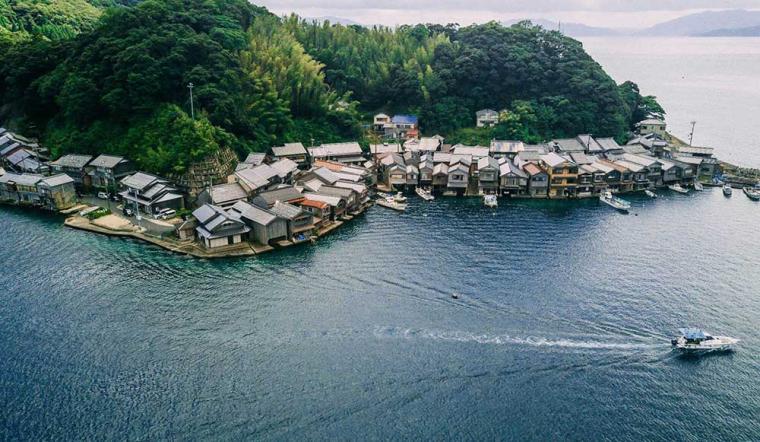 海上は湾内を縦横無尽に行き来します